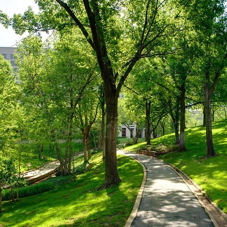 Doubletree By Hilton Tulsa At Warren Place Exterior foto