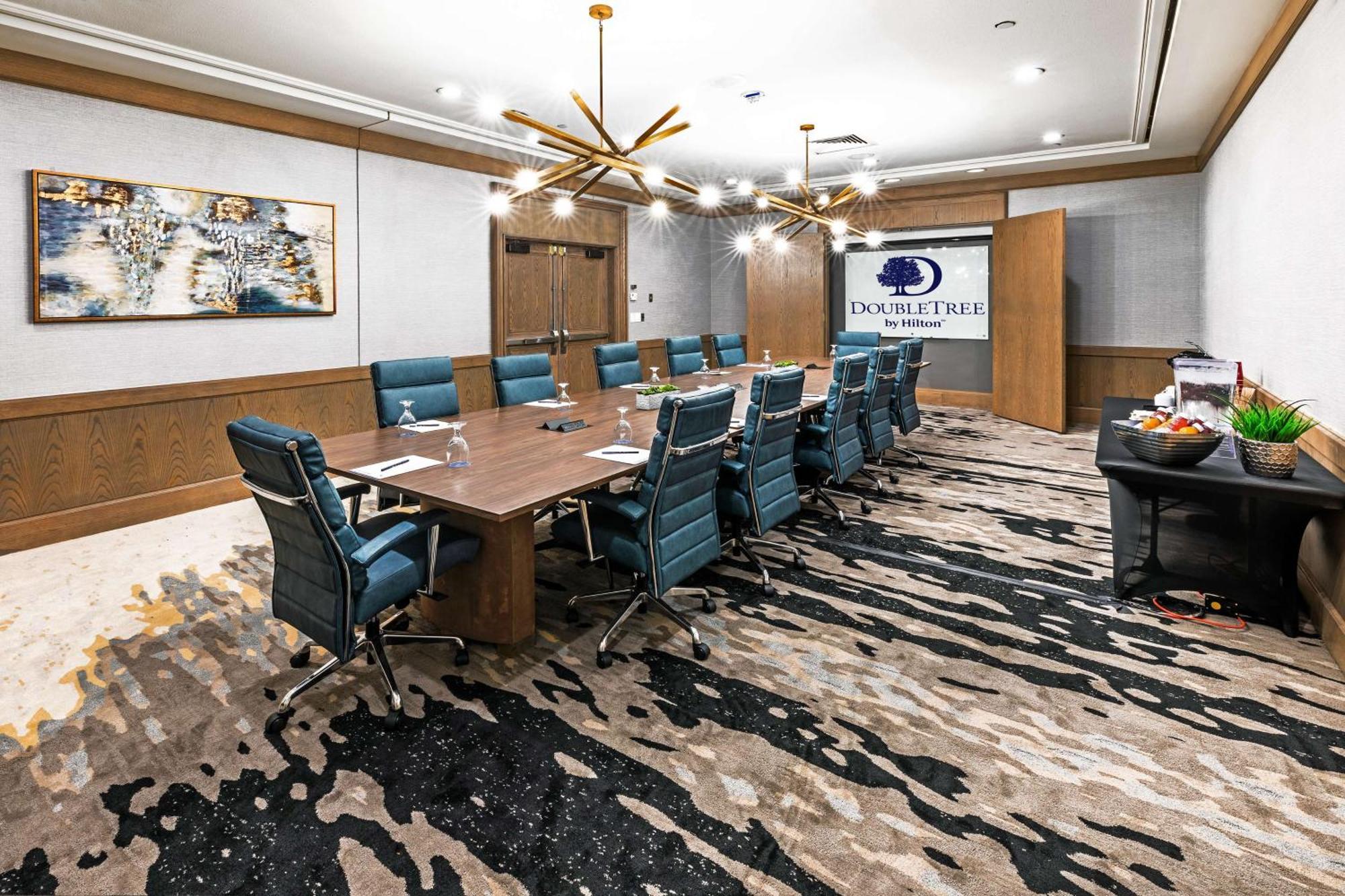 Doubletree By Hilton Tulsa At Warren Place Exterior foto